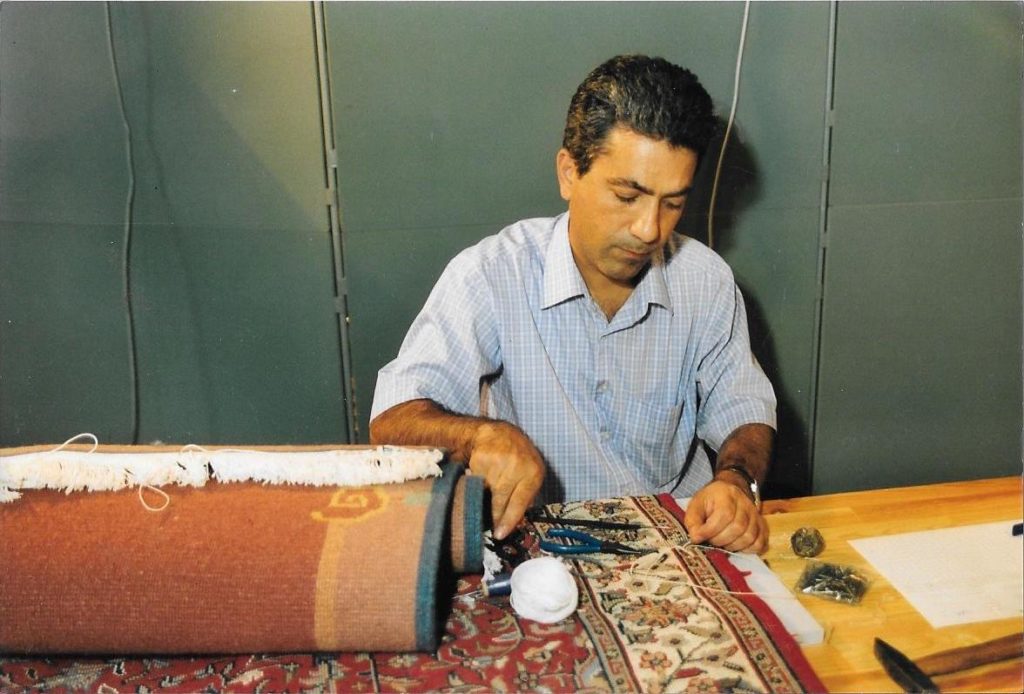 Eine öffentliche Besichtigung ermöglicht einen kurzen Einblick in die Welt des Teppichmeisters, wie er durch jahrelange Erfahrung einen Teppich repariert.